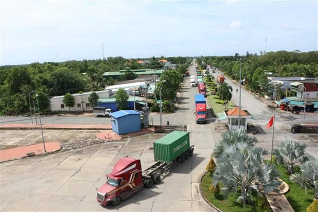 Xe container vận chuyển hàng hóa xuất khẩu tại một cửa khẩu quốc tế. (Ảnh minh họa. Thanh Bình/TTXVN) Nhiều dư địa để xây dựng Mộc Bài thành trung tâm thương mại quốc tế ảnh 1
