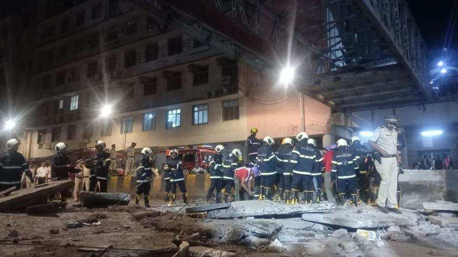Hiện trường vụ việc. (Nguồn: hindustantimes.com) Sập cầu dân sinh tại Ấn Độ khiến ít nhất 6 người thiệt mạng ảnh 1