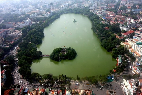 Toàn cảnh hồ Hoàn Kiếm nhìn từ trên cao. (Ảnh: TTXVN) Liên minh châu Âu khởi động dự án Các thành phố thế giới tại Việt Nam ảnh 1