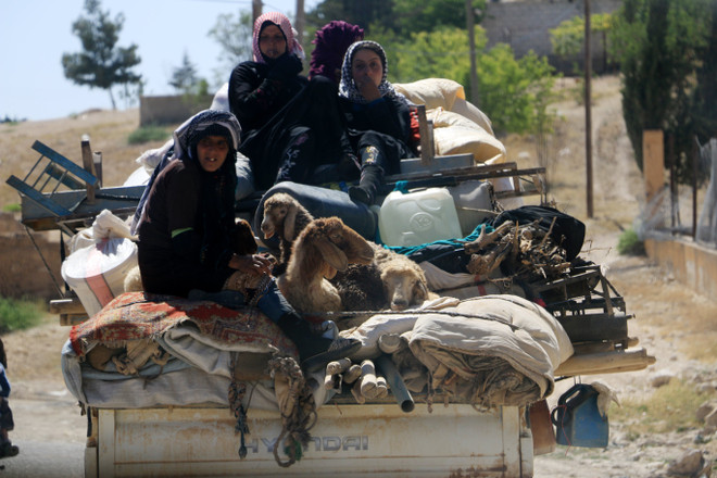 Dân thường Syria chạy khỏi các khu vực IS chiếm đóng tại Raqqa ngày 8/6. (Nguồn: EPA/TTXVN) CNN: Mỹ buộc phải thừa nhận Nga giúp xoa dịu căng thẳng Syria ảnh 1