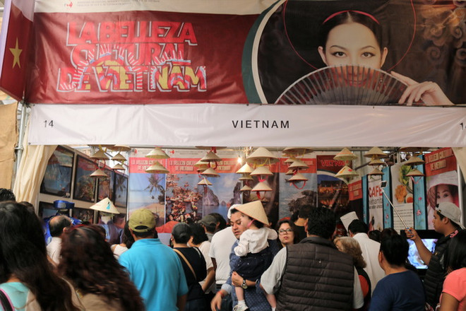 Món nem rán đặc trưng Việt Nam thu hút khách tham quan Mexico ảnh 2