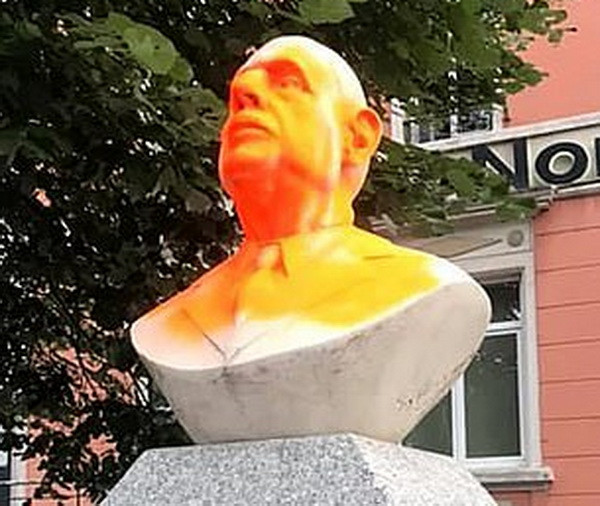 Pháp: Người biểu tình phá hoại tượng cố Tổng thống Charles de Gaulle ảnh 1