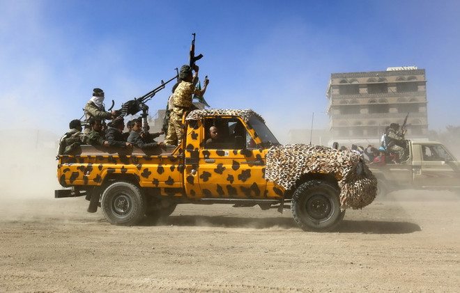 Phiến quân Houthi giao tranh với lực lượng Yemen được Saudi Arabia hậu thuẫn tại Sanaa. (Nguồn: EPA/TTXVN) Các bên đối địch ở Yemen phải có trách nhiệm bảo vệ người dân ảnh 1