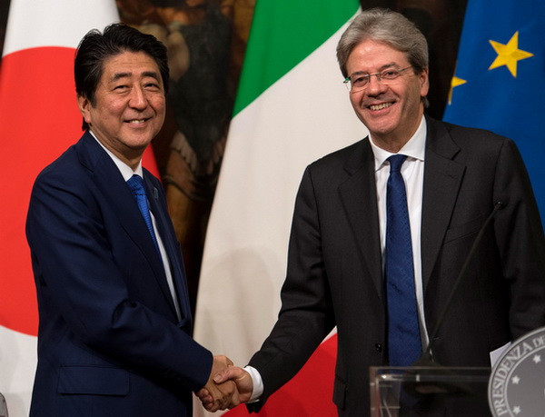 Thủ tướng Nhật Bản Shinzo Abe (trái) và người đồng cấp Italy Paolo Gentiloni. (Nguồn: EPA/TTXVN) Nhật-Italy muốn đẩy mạnh chống bảo hộ thương mại tại Hội nghị G7 ảnh 1