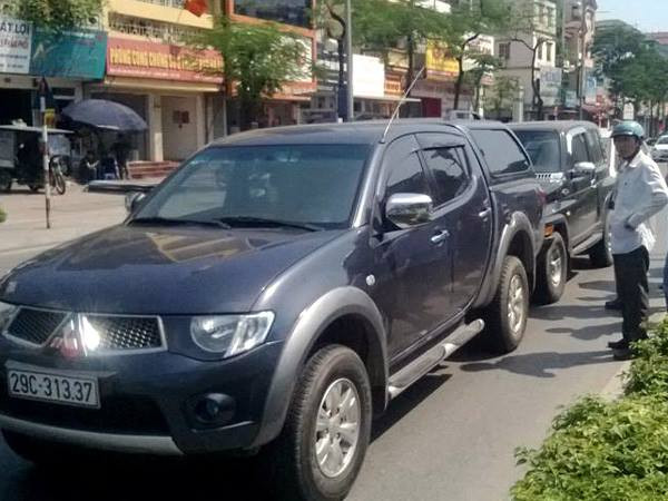 Hiện trường vụ việc (Ảnh: Sơn Bách/Vietnam+) Hà Nội: Ba ôtô “cắn đuôi” nhau trên đường Nguyễn Văn Cừ ảnh 1