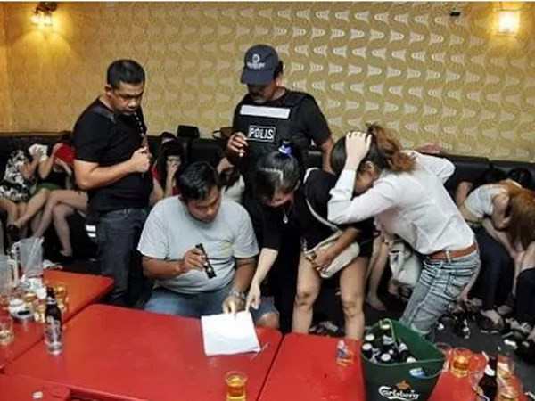 Đơn vị Phòng chống buôn người Malaysia lấy lời khai của một số phụ nữ Việt trong cuộc truy quét. (Nguồn: NewStraitsTimes) Ra mắt dự án hợp tác hành động chống nạn buôn bán người ảnh 1
