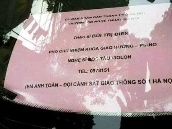 Tấm biển lạ gây nhiều tranh cãi (Ảnh: Internet) Xác minh biển “khoe” quan hệ với cảnh sát giao thông Hà Nội ảnh 1