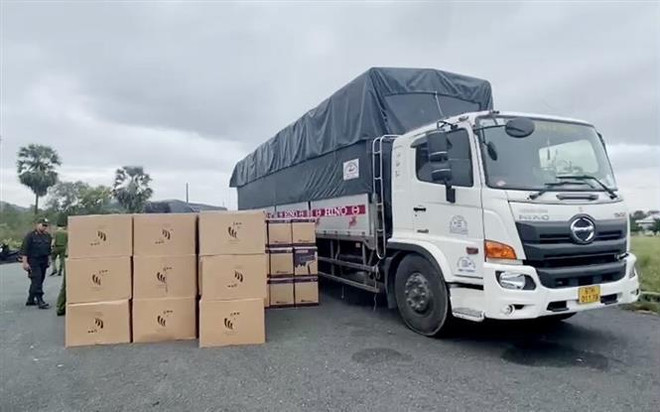 An Giang: 2 xe tải vận chuyển hàng ngàn sản phẩm không hóa đơn ảnh 1