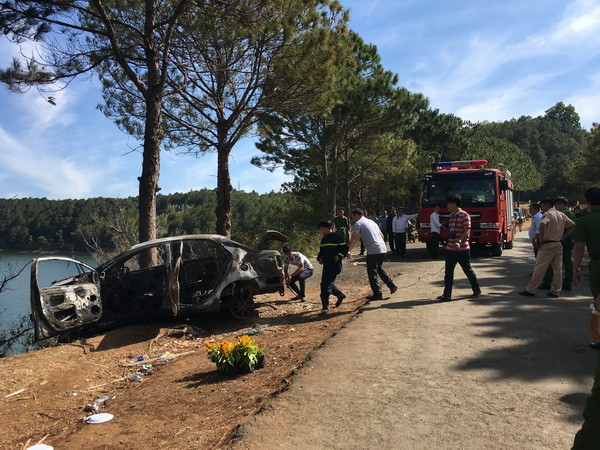 Xe taxi bốc cháy lao xuống vực ở Gia Lai, hai cha con chết cháy ảnh 1