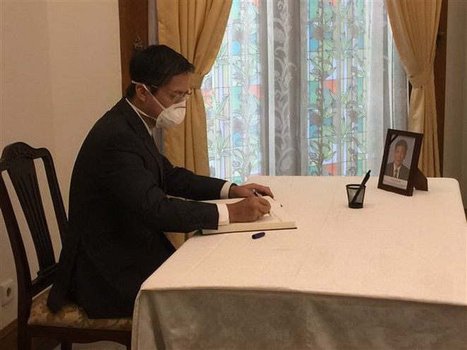 Lễ viếng nguyên Tổng Bí thư Lê Khả Phiêu tại Lào, Indonesia, Singapore ảnh 2