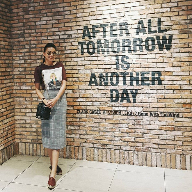 Gió mùa về, mỹ nhân Việt lăngxê áo len và váy dài tay xuống phố ảnh 14