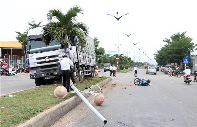 [Video] Ninh Thuận: Xe tải đâm vào 2 xe máy, một người tử vong ảnh 1