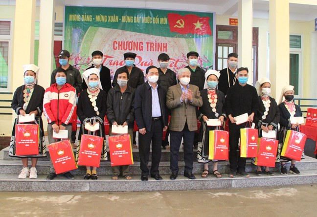 Chủ tịch Ủy ban Trung ương Mặt trận Tổ quốc Việt Nam Đỗ Văn Chiến và lãnh đạo tỉnh tặng quà cho hộ nghèo, gia đình chính sách xã Thịnh Vượng (Nguyên Bình). (Nguồn: mattran.org) Chủ tịch Ủy ban Trung ương MTTQ Việt Nam chúc Tết tại Cao Bằng ảnh 1