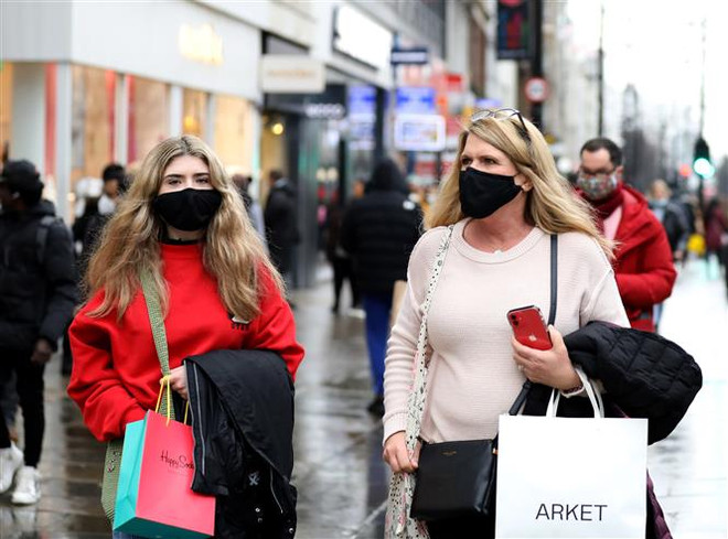 Anh dỡ bỏ yêu cầu xét nghiệm với khách quốc tế tiêm phòng đầy đủ ảnh 1