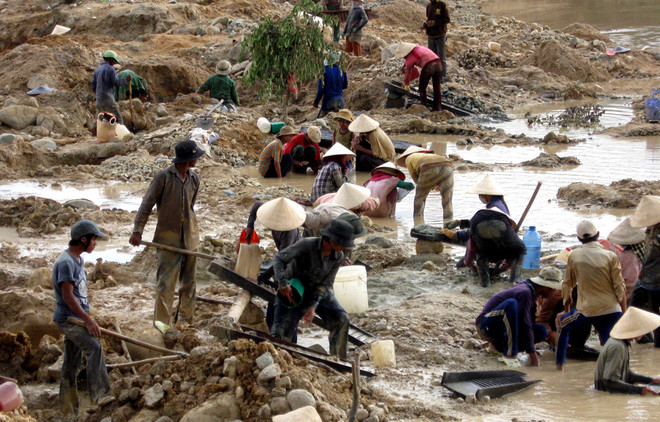 Sơn La: Đào bới lòng suối tìm vàng sa khoáng gây sạt lở ruộng lúa ảnh 1