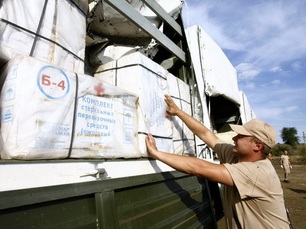 Đoàn xe viện trợ thứ 2 của Nga đi qua biên giới vào Ukraine ảnh 1