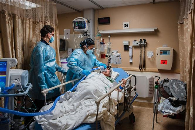 Nhân viên y tế điều trị cho bệnh nhân mắc COVID-19 tại một bệnh viện ở California, Mỹ. (Ảnh: AFP/TTXVN) Mỹ ghi nhận hơn 500.000 ca tử vong do dịch bệnh COVID-19 ảnh 1