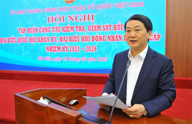 Ông Hầu A Lềnh, Phó Chủ tịch kiêm Tổng Thư ký Ủy ban Trung ương Mặt trận Tổ quốc Việt Nam, phát biểu khai mạc. (Ảnh: Minh Đức/TTXVN) Tập huấn công tác kiểm tra, giám sát bầu cử Quốc hội và HĐND ảnh 2