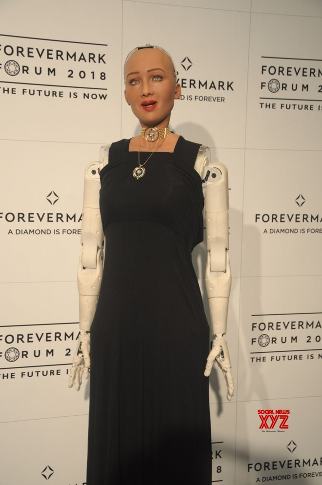 Robot Sophia ngồi "ngang hàng" với các ngôi sao trong show thời trang ảnh 7