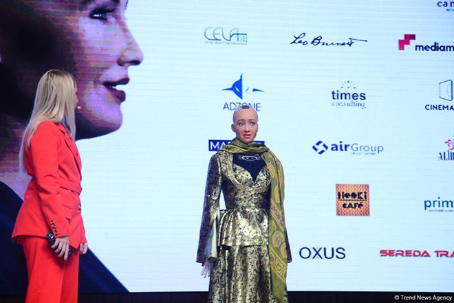 Robot Sophia ngồi "ngang hàng" với các ngôi sao trong show thời trang ảnh 8