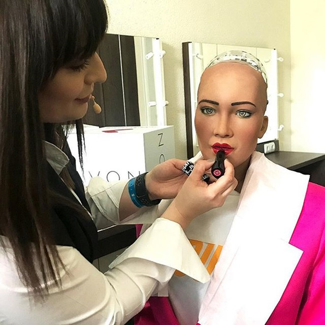 Robot Sophia ngồi "ngang hàng" với các ngôi sao trong show thời trang ảnh 10