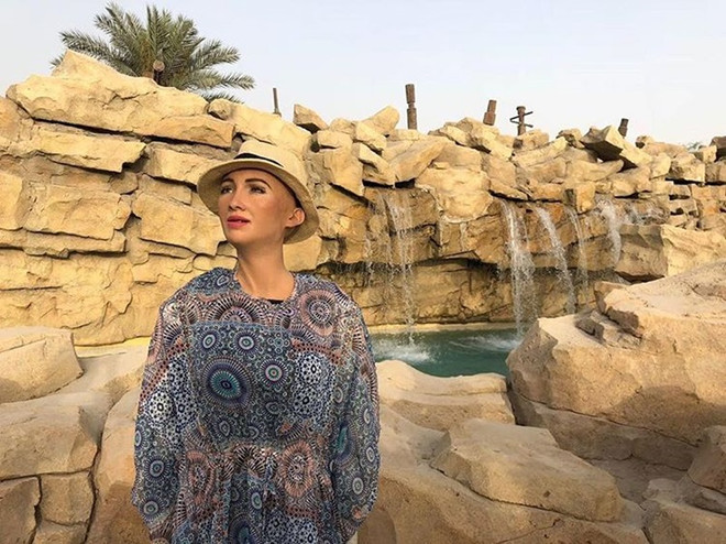 Robot Sophia ngồi "ngang hàng" với các ngôi sao trong show thời trang ảnh 9