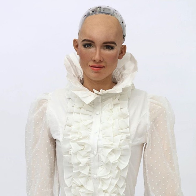 Robot Sophia ngồi "ngang hàng" với các ngôi sao trong show thời trang ảnh 12