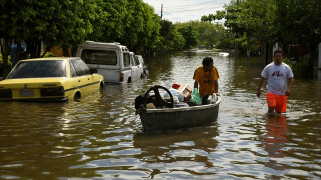 Hàng trăm nghìn người tại Mỹ Latinh đón Giáng sinh trong lũ lụt ảnh 1