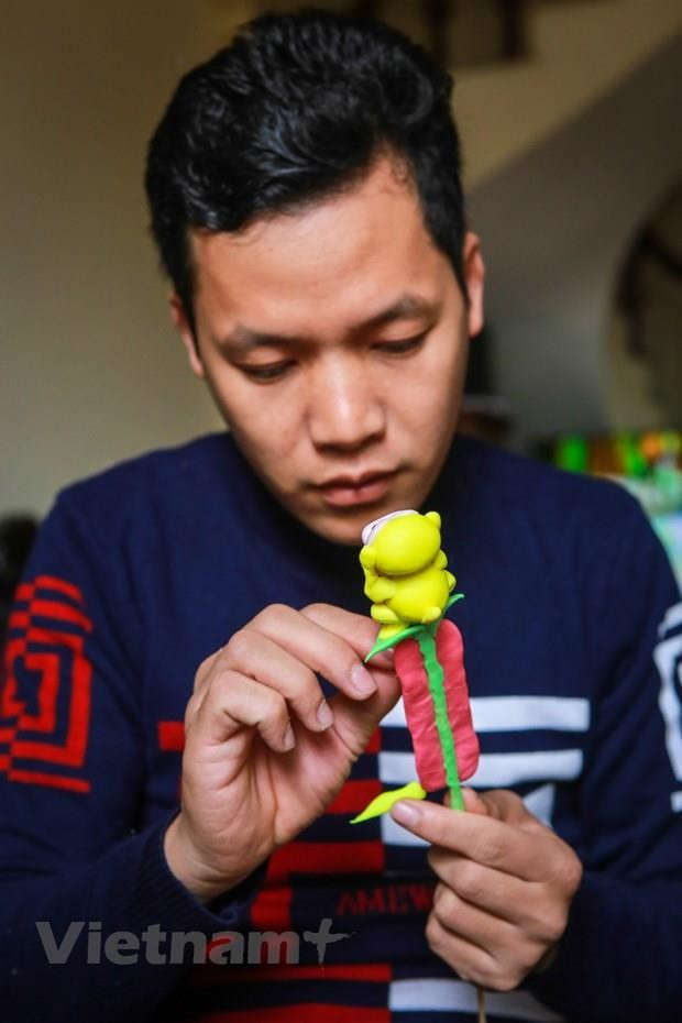 Nghệ nhân Đặng Văn Hậu, người luôn trăn trở với nghề nặn tò he. (Ảnh: Minh Sơn/Vietnam+) Nặn tò he - nét văn hóa dân gian ở các vùng quê Việt Nam ảnh 2