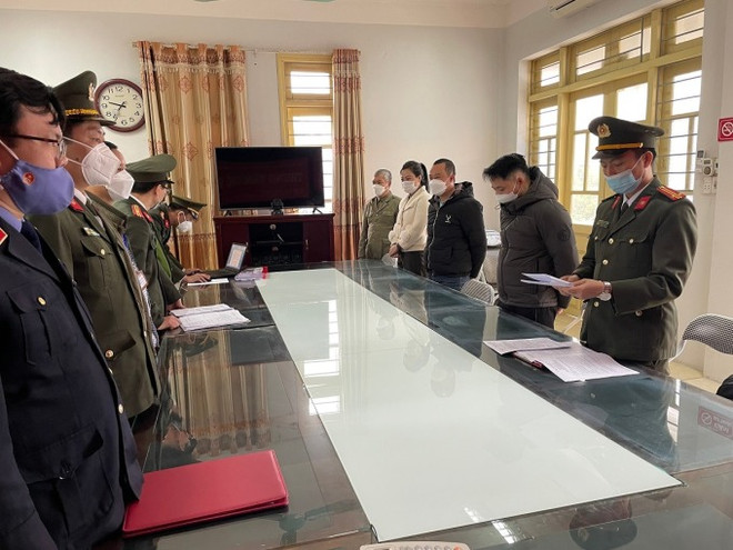 Lào Cai bắt tạm giam 5 đối tượng về tội giả mạo trong công tác ảnh 1