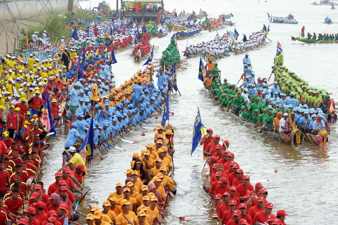 Campuchia tưng bừng tổ chức lễ hội đua thuyền lớn nhất trong năm ảnh 2