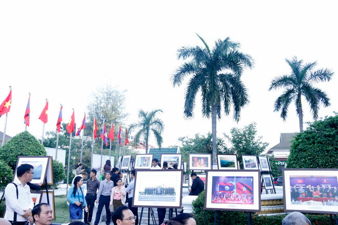 Triển lãm sách, ảnh về Việt Nam và Lào qua góc nhìn báo chí ảnh 2