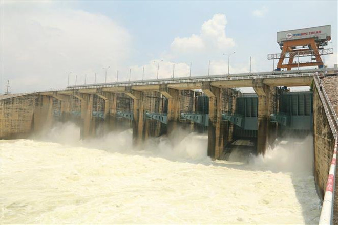 Nước từ thượng nguồn về lớn, thủy điện Trị An xả lũ điều tiết hồ chứa ảnh 1