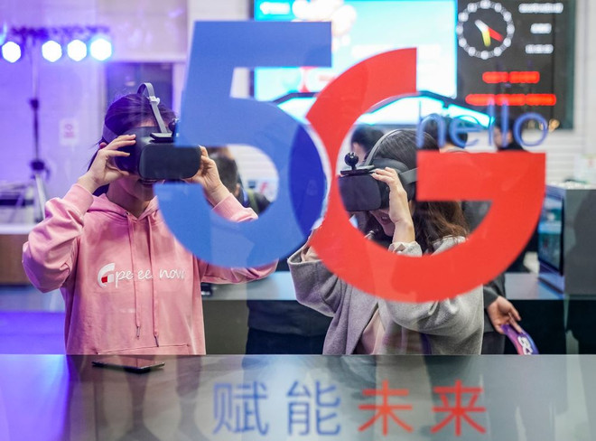 Người dùng trải nghiệm công nghệ 5G tại Bắc Kinh. (Nguồn: Xinhua) Trung Quốc đặt mục tiêu phủ sóng mạng 5G toàn thủ đô vào cuối năm ảnh 1