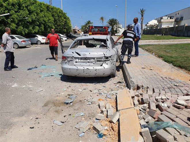 Ôtô bị phá hủy sau một vụ tấn công tại sân bay quốc tế Mitiga ở Tripoli, Libya (Ảnh: AFP/TTXVN) Ai Cập và Đức nhất trí phối hợp giải quyết khủng hoảng tại Libya ảnh 1