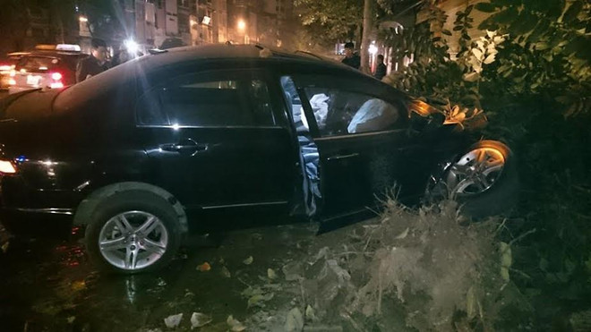 Hà Nội: Cả gia đình kêu cứu trên ôtô đâm đổ cột đèn ở phố Kim Mã ảnh 1