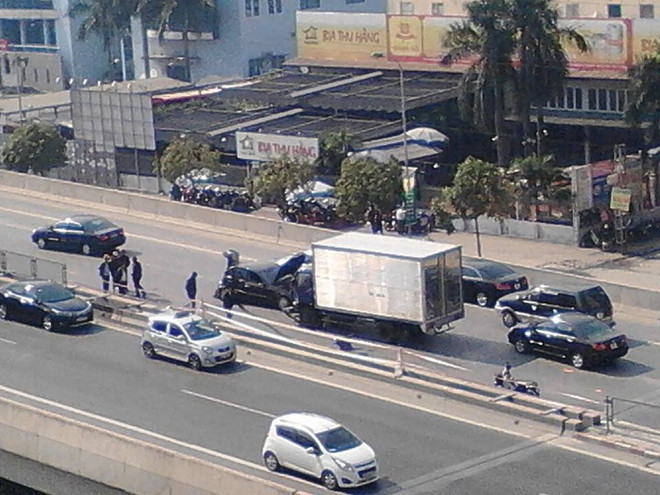 Dừng để xử lý sự cố, Mercedes bị đâm nát ở đường vành đai 3 trên cao ảnh 3