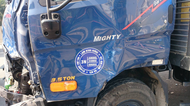 Dừng để xử lý sự cố, Mercedes bị đâm nát ở đường vành đai 3 trên cao ảnh 4