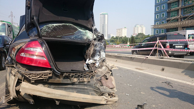 Dừng để xử lý sự cố, Mercedes bị đâm nát ở đường vành đai 3 trên cao ảnh 5