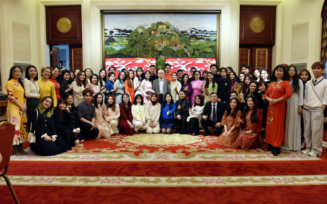 Đại sứ Việt Nam tại Trung Quốc Phạm Sao Mai cùng đại diện Cộng đồng người Việt tại Trung Quốc. (Ảnh: Thành Dương/TTXVN) ttxvn-nguoi-viet-tai-trung-quoc2-1099.jpg