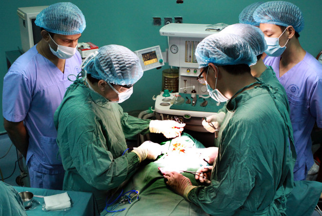 Phẫu thuật cho bé gái 16 tháng tuổi có mắt lồi ra ngoài hơn 5cm ảnh 1