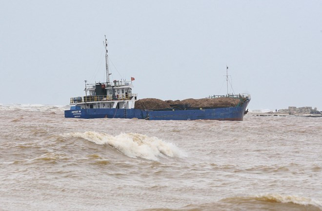 Bộ đội Biên phòng điều tàu đến bảo vệ tàu chở gạo bị mắc cạn ảnh 1