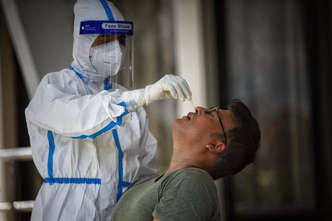 Lấy mẫu nước thải dưới lòng sông làm công cụ truy vết COVID-19 ảnh 1