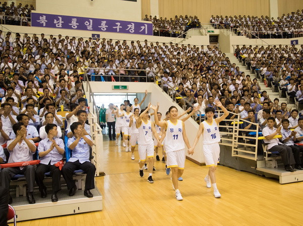 Cổ động viên Hàn Quốc tới Indonesia cổ vũ đội bóng rổ liên Triều ảnh 1