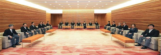 Toàn cảnh cuộc họp nội các Nhật Bản tại Tokyo. (Ảnh: Kyodo/TTXVN) Tỷ lệ ủng hộ nội các của Thủ tướng Nhật Bản Kishida giảm mạnh ảnh 1