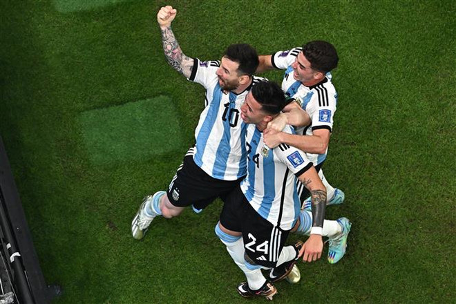 World Cup 2022: Messi tỏa sáng giúp Argentina giữ hy vọng đi tiếp ảnh 1