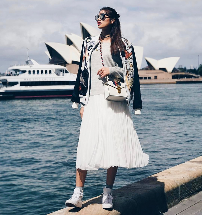 Mỹ nhân Việt trổ tài mix áo thun, tỏa sắc hút hồn trên đường phố ảnh 3