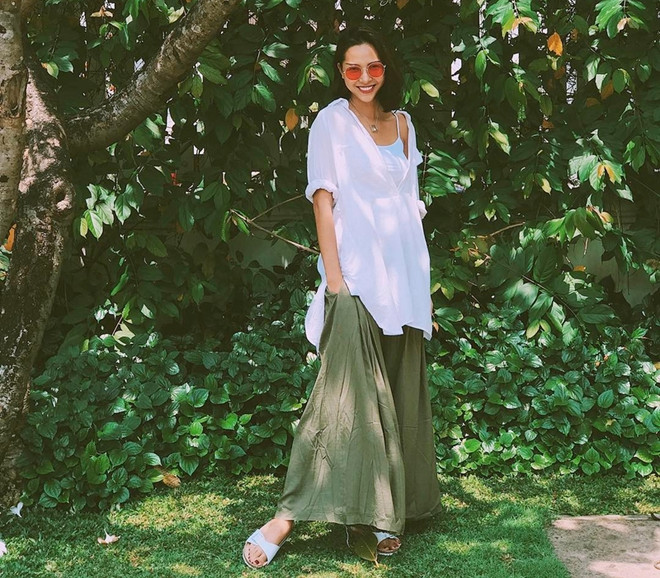 Mỹ nhân Việt trổ tài mix áo thun, tỏa sắc hút hồn trên đường phố ảnh 12