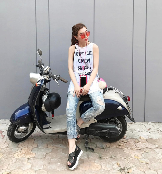 Mỹ nhân Việt trổ tài mix áo thun, tỏa sắc hút hồn trên đường phố ảnh 9