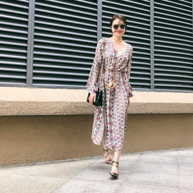 Mỹ nhân Việt trổ tài mix áo thun, tỏa sắc hút hồn trên đường phố ảnh 11